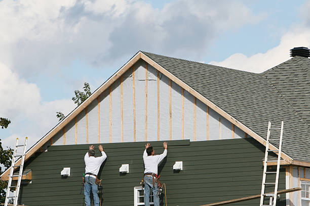 Professional Vinyl Siding technician working in Thornton, IL